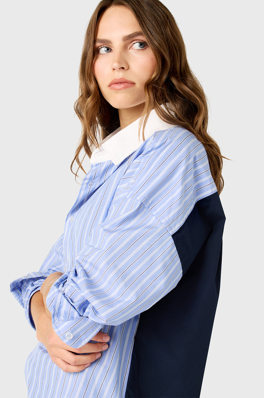 Model wearing the lady & the sailor Colorblocked Sunday Shirt in Navy/Blue Stripe.