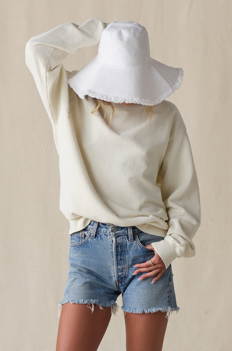 CANVAS PACKABLE HAT IN WHITE STYLED WITH THE HERITAGE CREW IN ANTIQUE WHITE FLEECE - the lady & the sailor