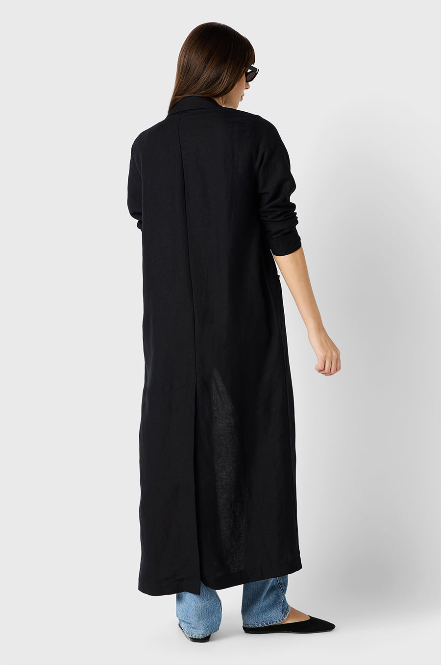 Brunette Model wearing the lady & the sailor Duster in Black