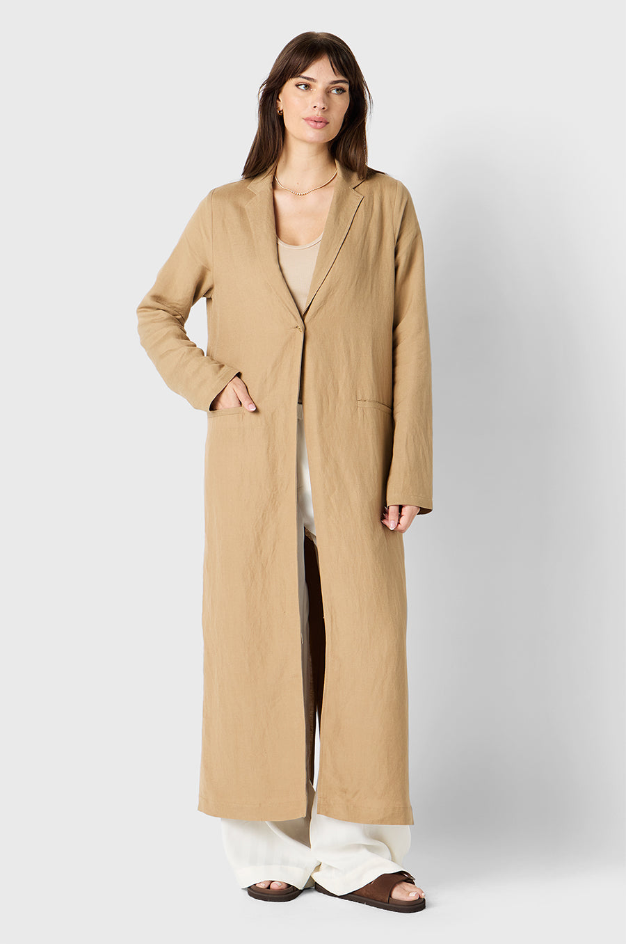 Brunette Model wearing the lady & the sailor Duster in Flax