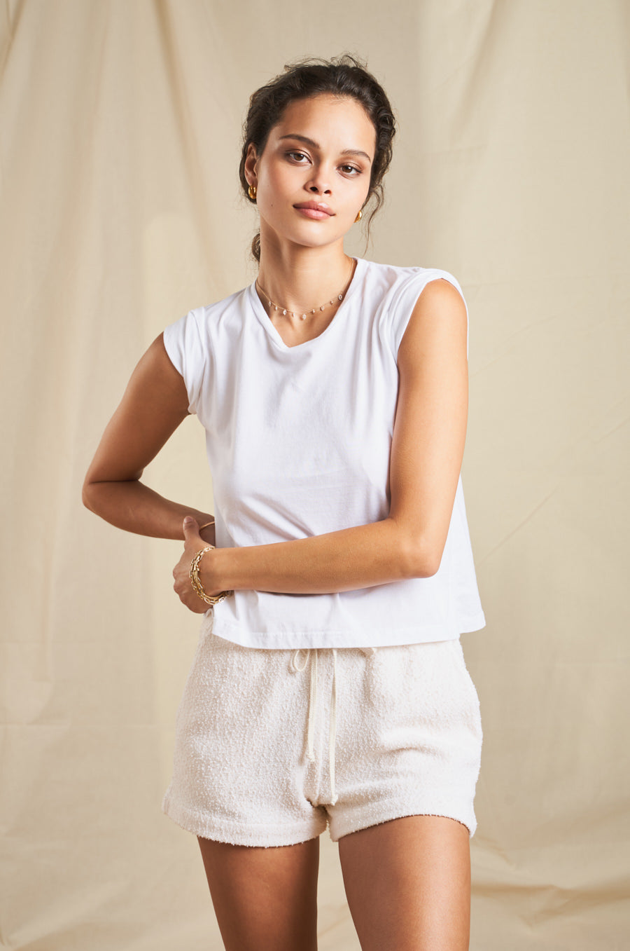 Model wearing the lady & the sailor Weekend Short in Vanilla Boucle