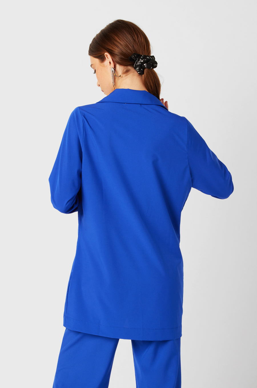 Brunette Model wearing the lady & the sailor Relaxed Blazer in Cobalt.