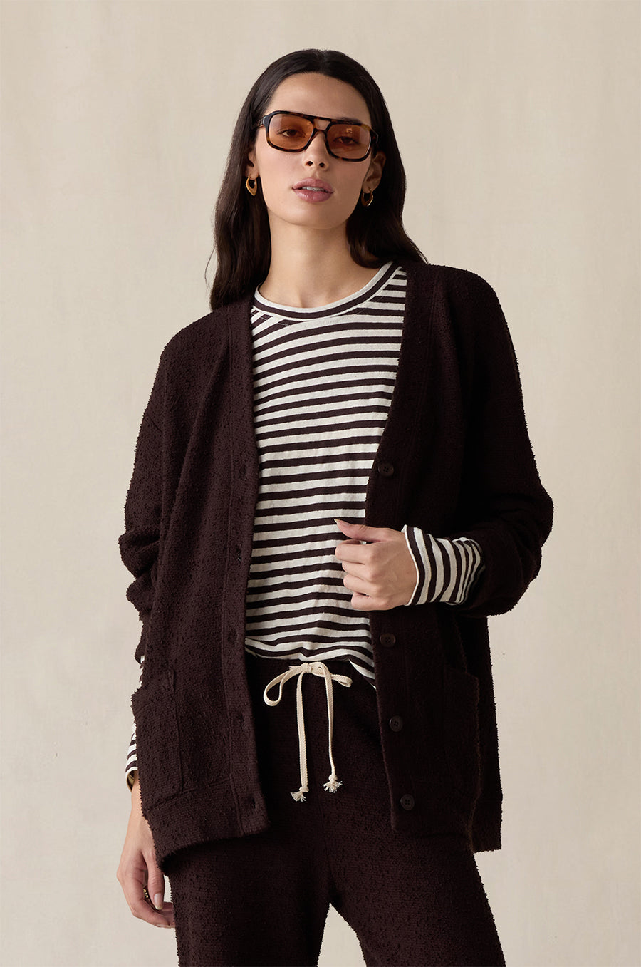 CLASSIC POCKET CARDI IN ESPRESSO BOUCLÉ