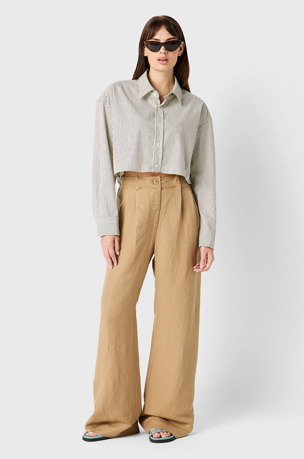 Brunette Model wearing the lady & the sailor Slouchy High Waisted Trouser in Flax
