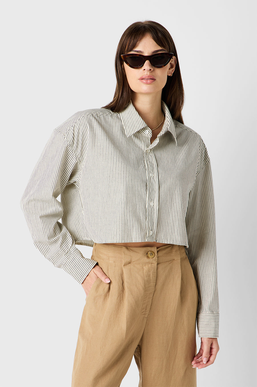 Brunette Model wearing the lady & the sailor Slouchy High Waisted Trouser in Flax