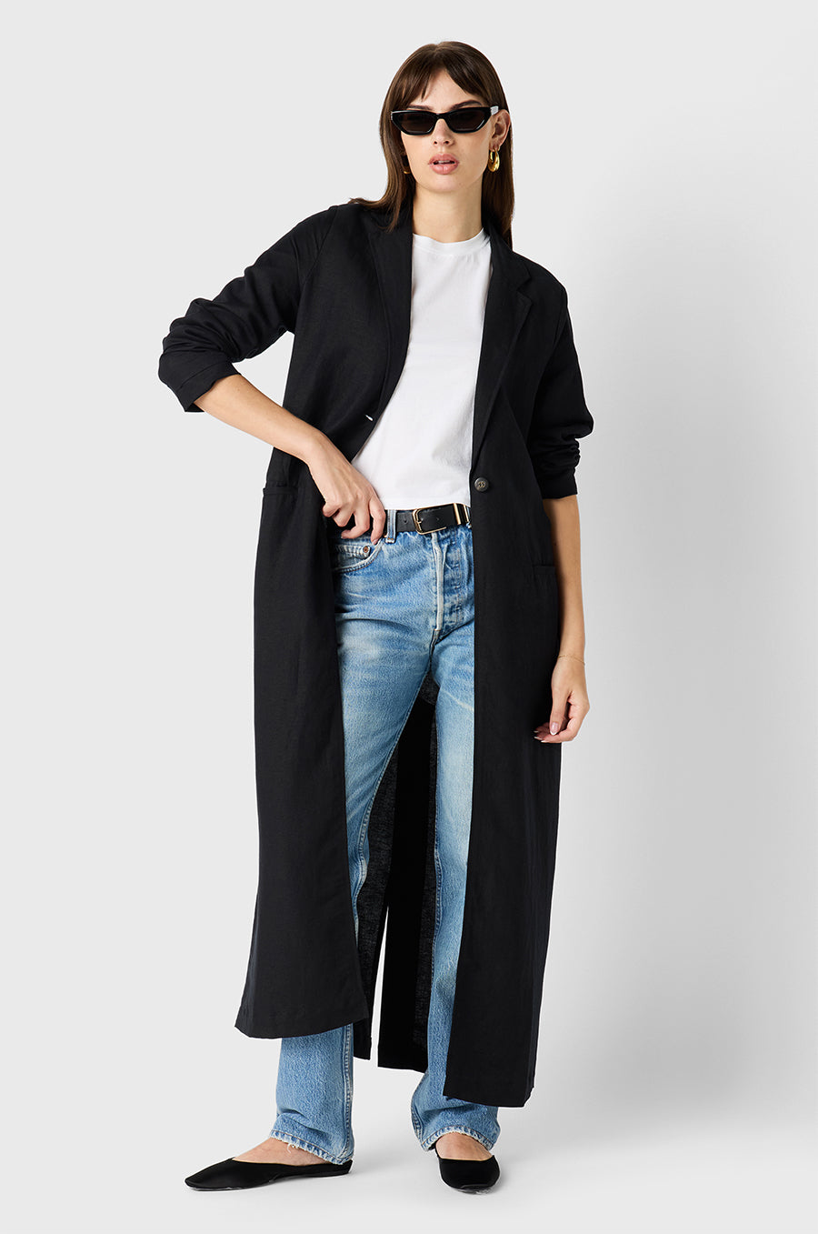 Brunette Model wearing the lady & the sailor Duster in Black