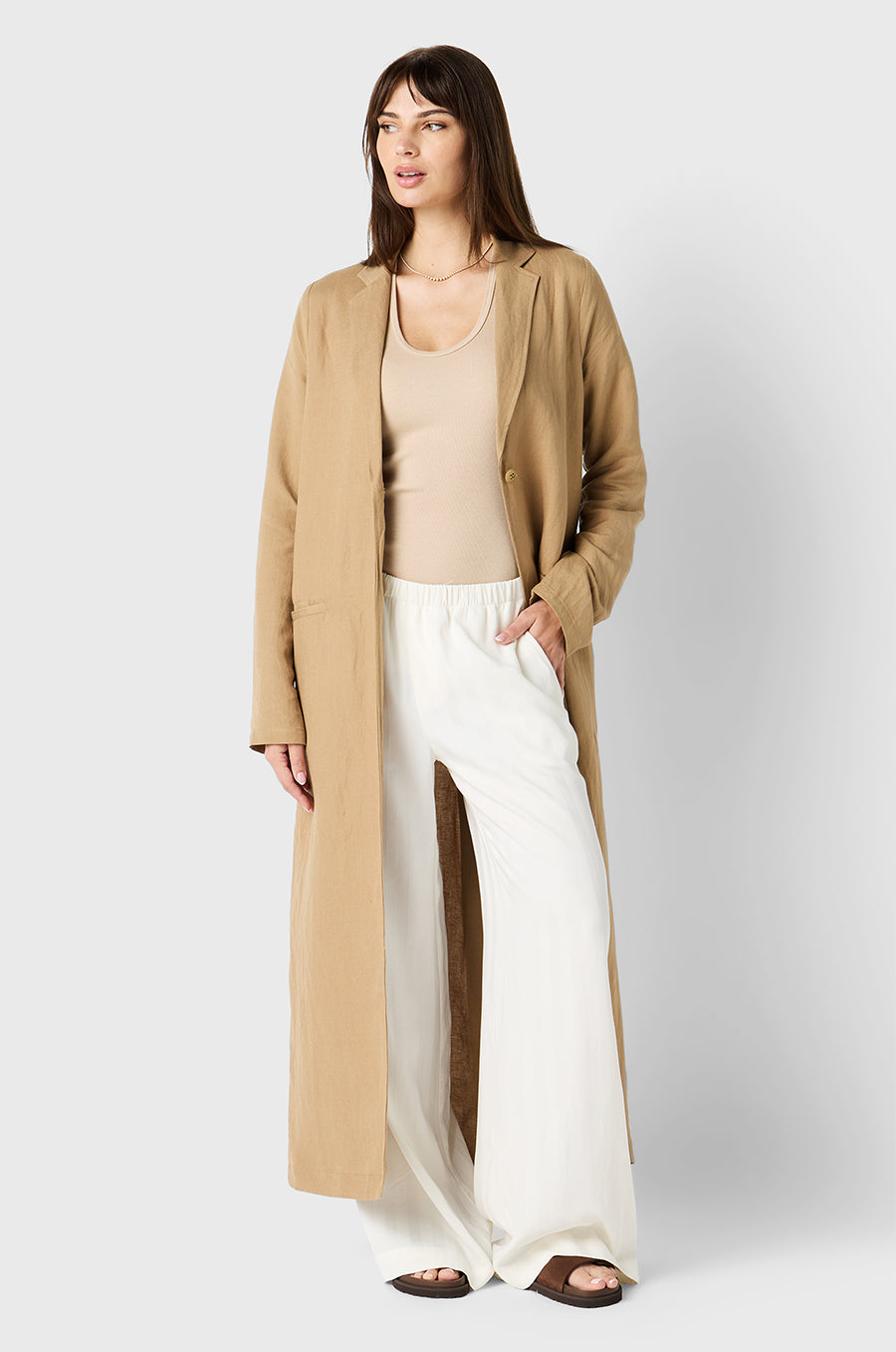 Brunette Model wearing the lady & the sailor Duster in Flax
