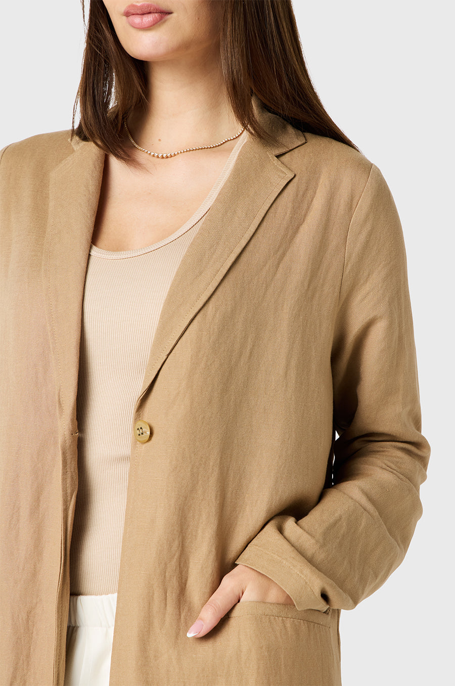 Brunette Model wearing the lady & the sailor Duster in Flax