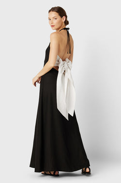 Brunette Model wearing the lady & the sailor Lilou Dress in Black/White Linen.