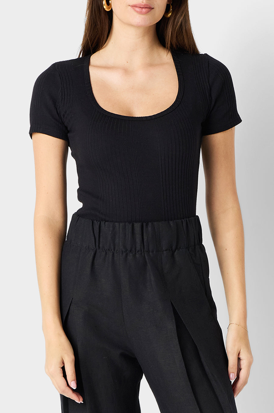 Model wearing the lady & the sailor Short Sleeve Scoopneck Tee in Black Rib.