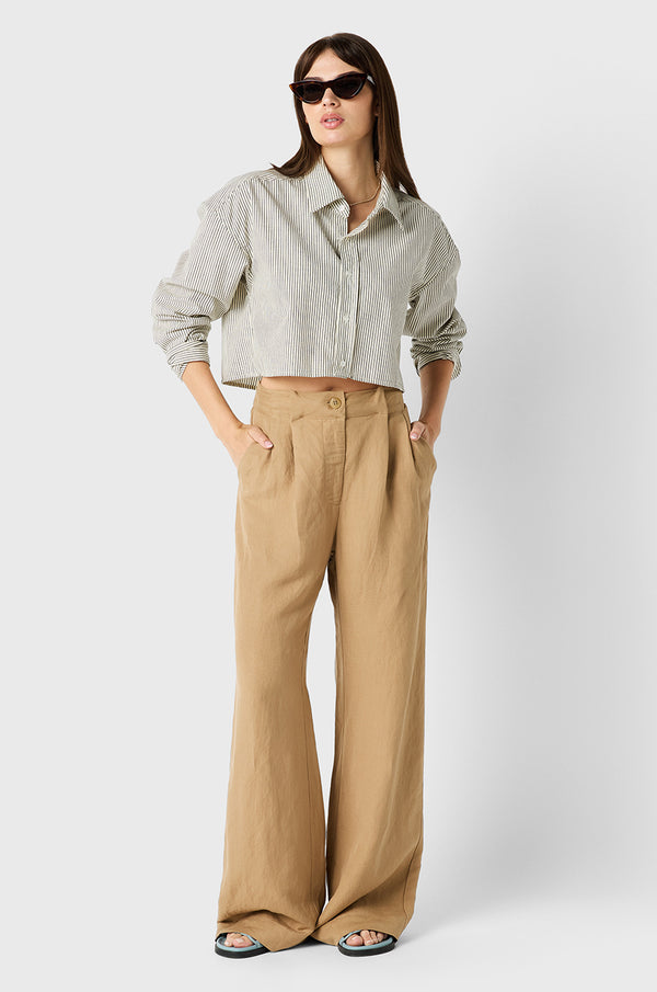 Brunette Model wearing the lady & the sailor Slouchy High Waisted Trouser in Flax
