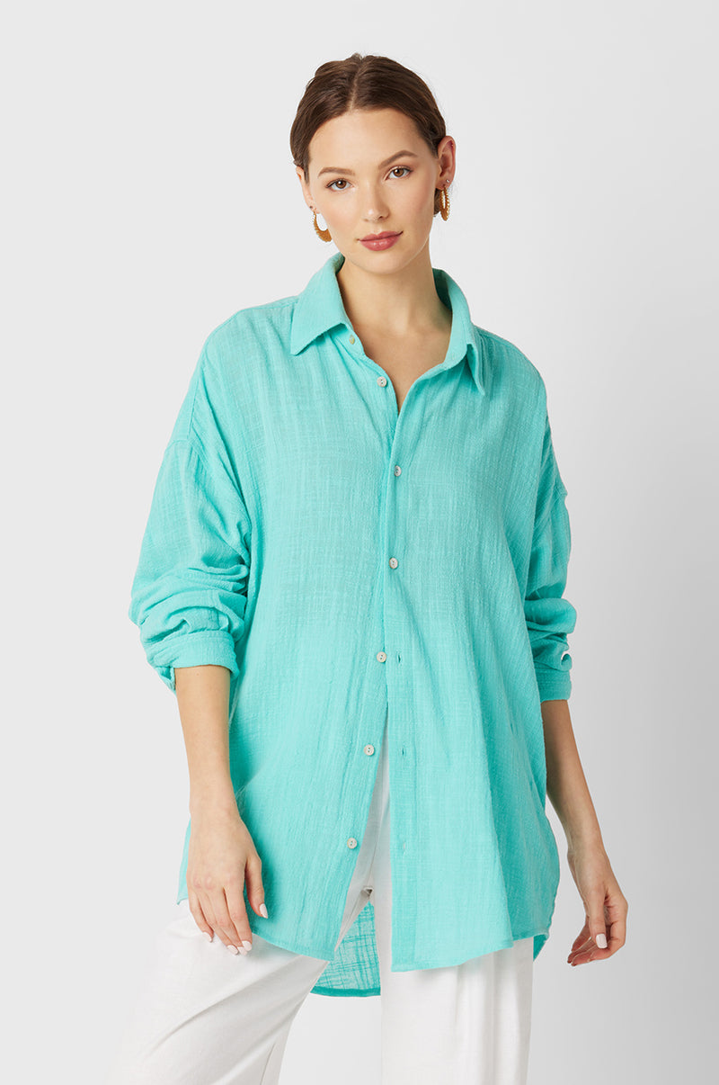 Brunette Model wearing the lady & the sailor Sunday Shirt in Aqua Gauze.