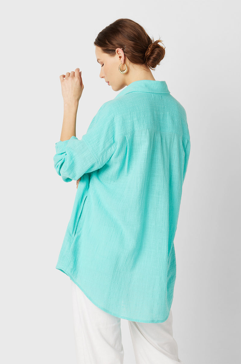 Brunette Model wearing the lady & the sailor Sunday Shirt in Aqua Gauze.