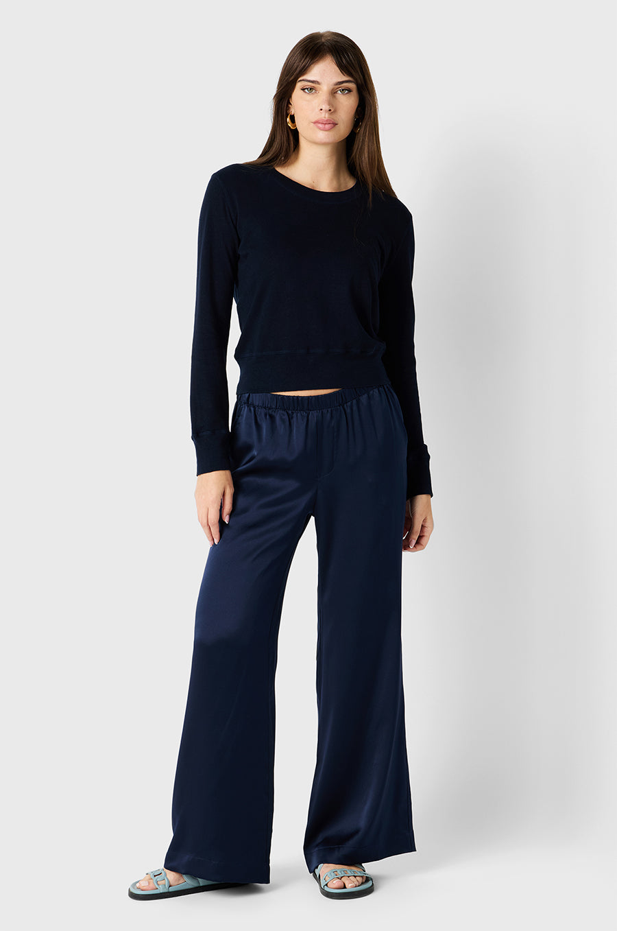 Brunette Model wearing the lady & the sailor Scoopneck Sweater in Navy Hemp Cotton