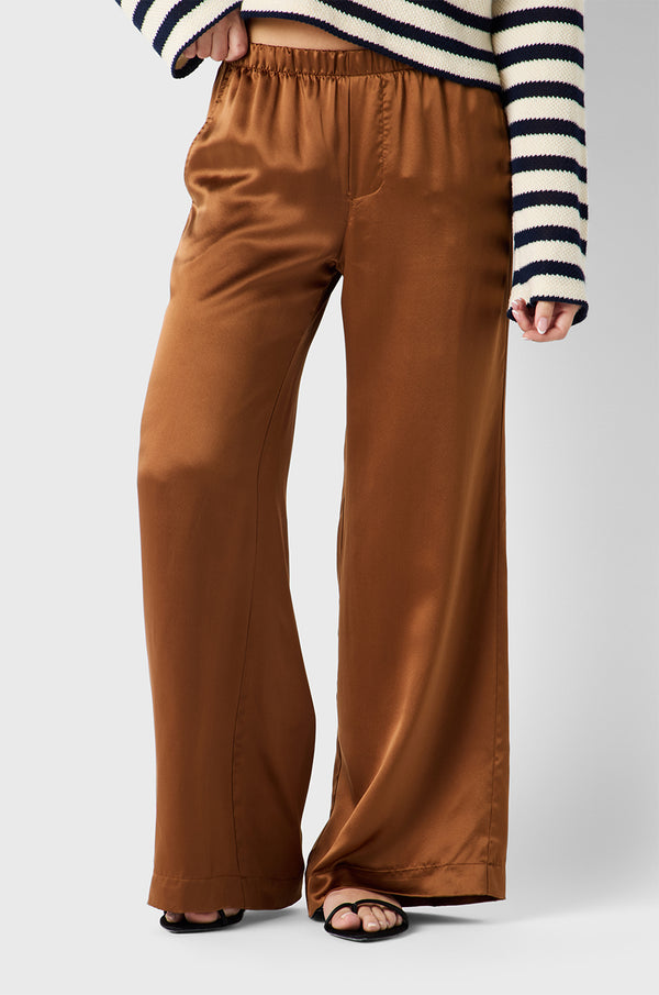 Brunette model wearing the lady & the sailor Wide Leg Pant in Toffee Silk