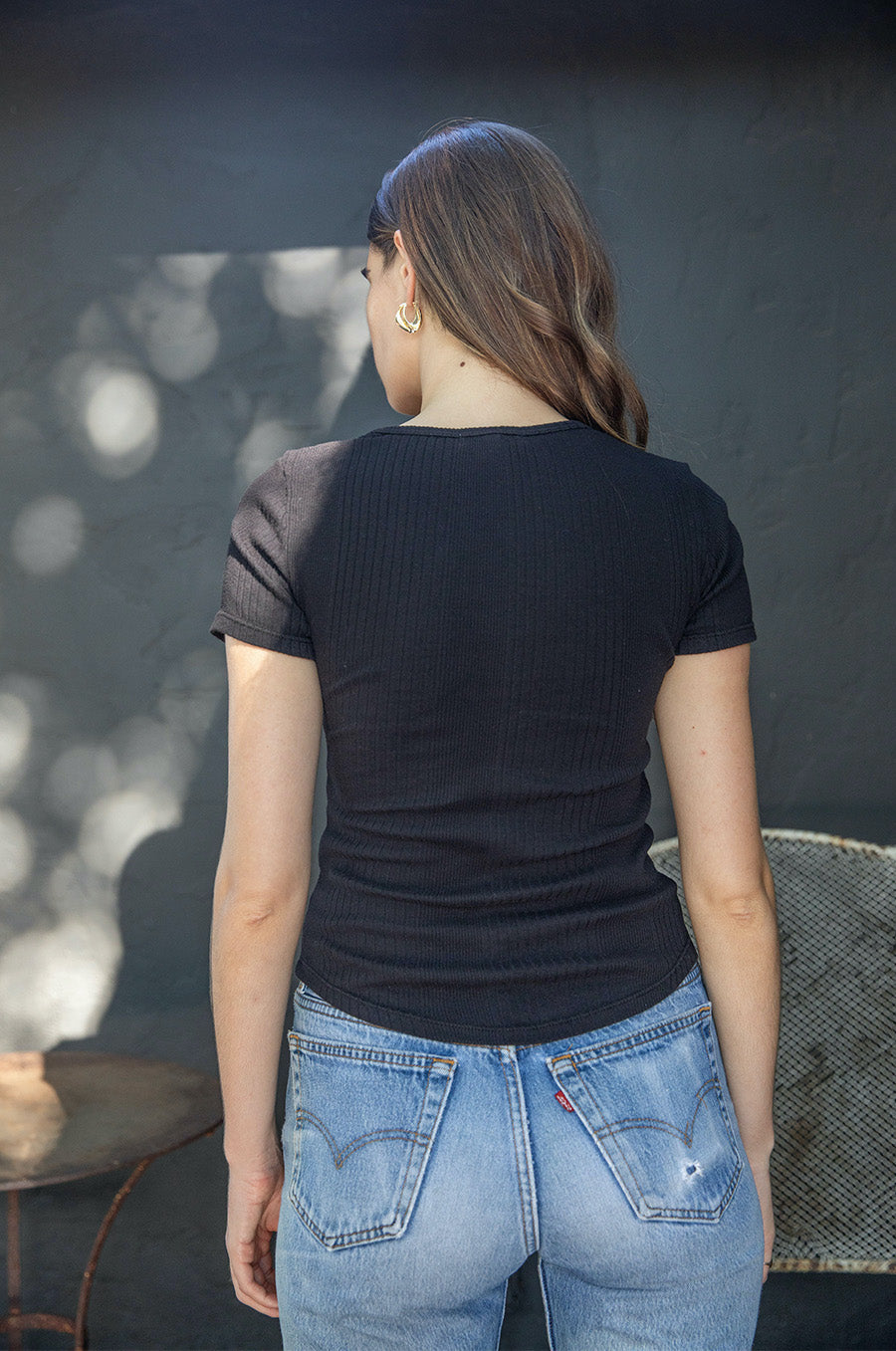 S/S SCOOPNECK TEE IN BLACK COTTON RIB