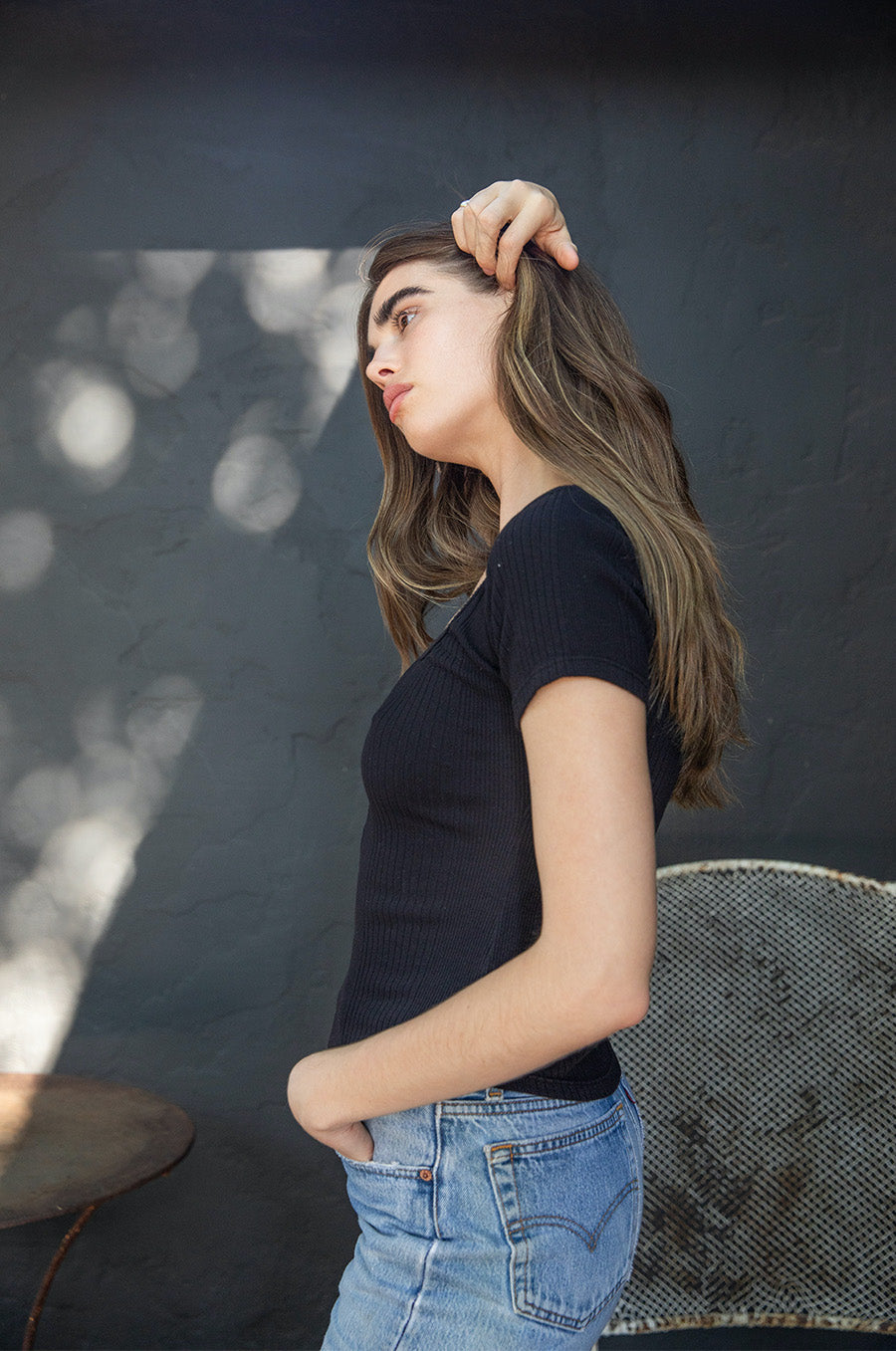 S/S SCOOPNECK TEE IN BLACK COTTON RIB