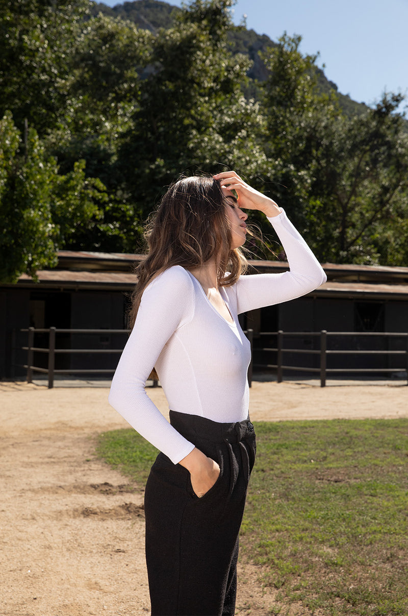 Brunette model wearing the lady & the sailor Long Sleeve Scoopneck Tee in White Thermal.