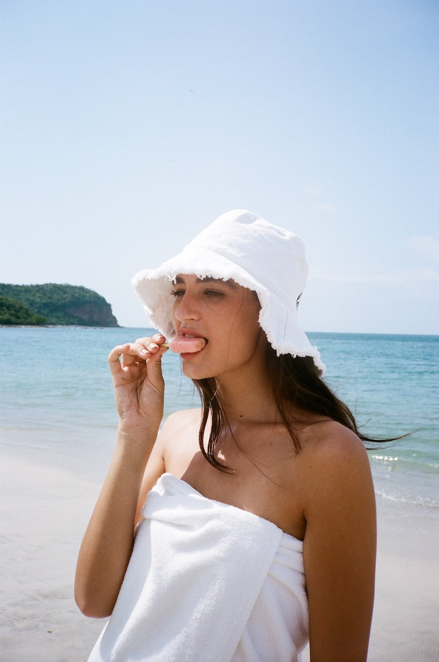LADY BUCKET HAT IN NATURAL/BLACK