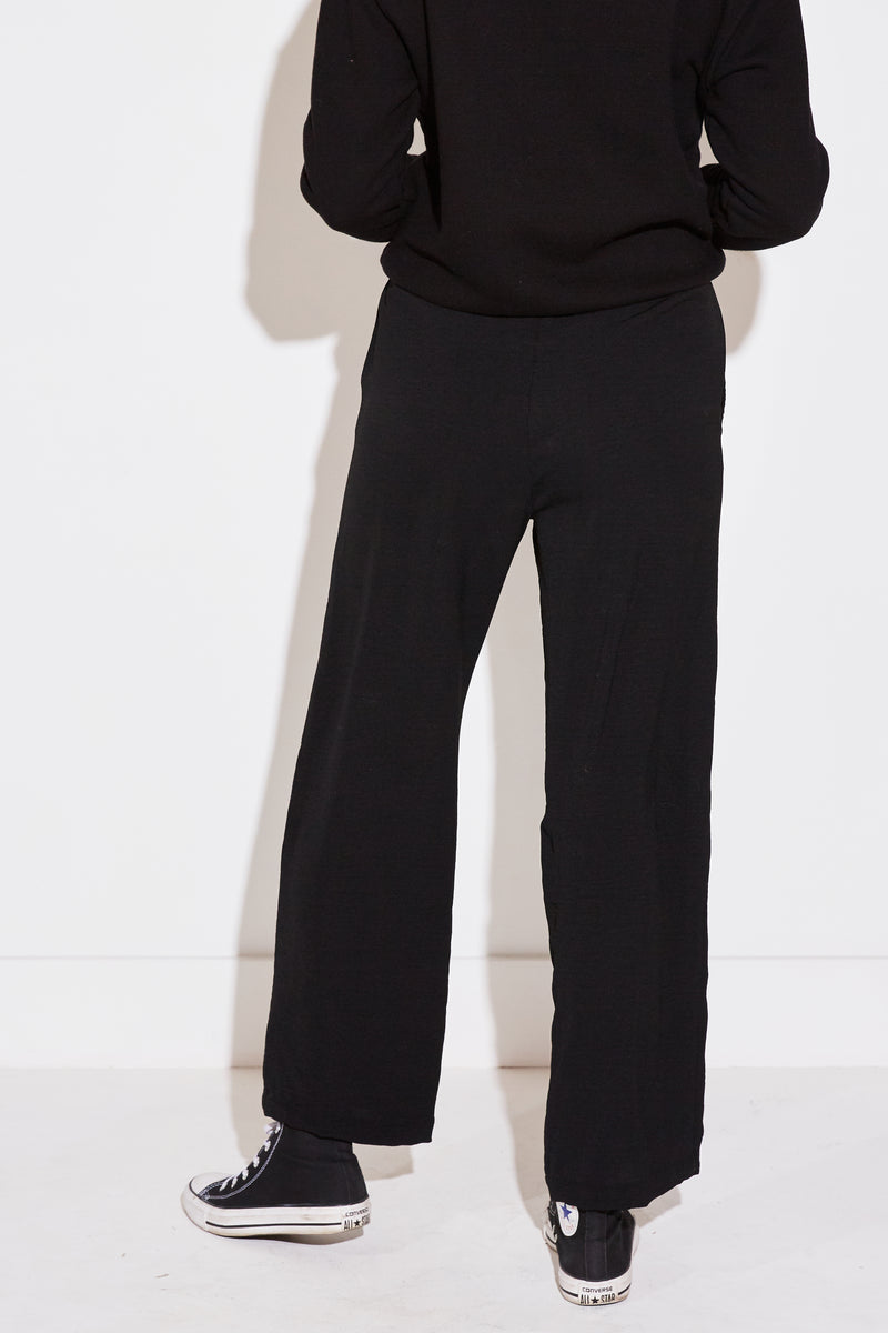 Model wearing the lady & the sailor High Waisted Pant in black air flow.