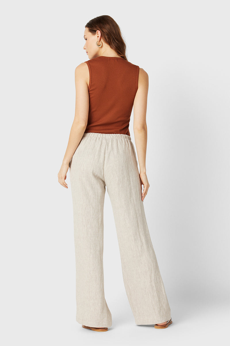 Brunette Model wearing the lady & the sailor Relaxed Pant in Natural.
