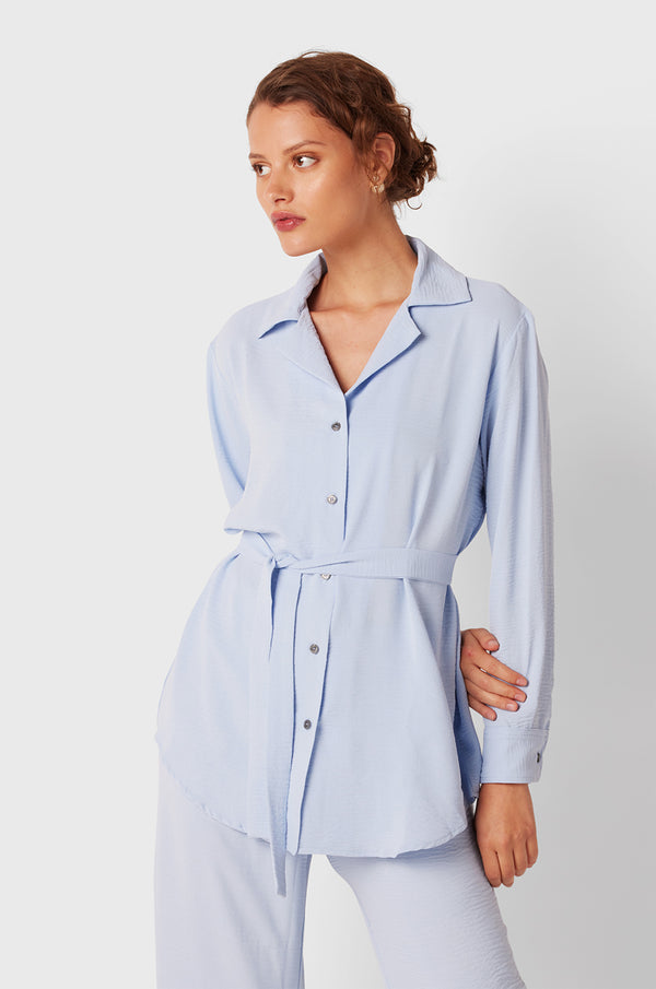 Brunette Model wearing the lady & the sailor Belted Button Up in Glacier Air Flow.