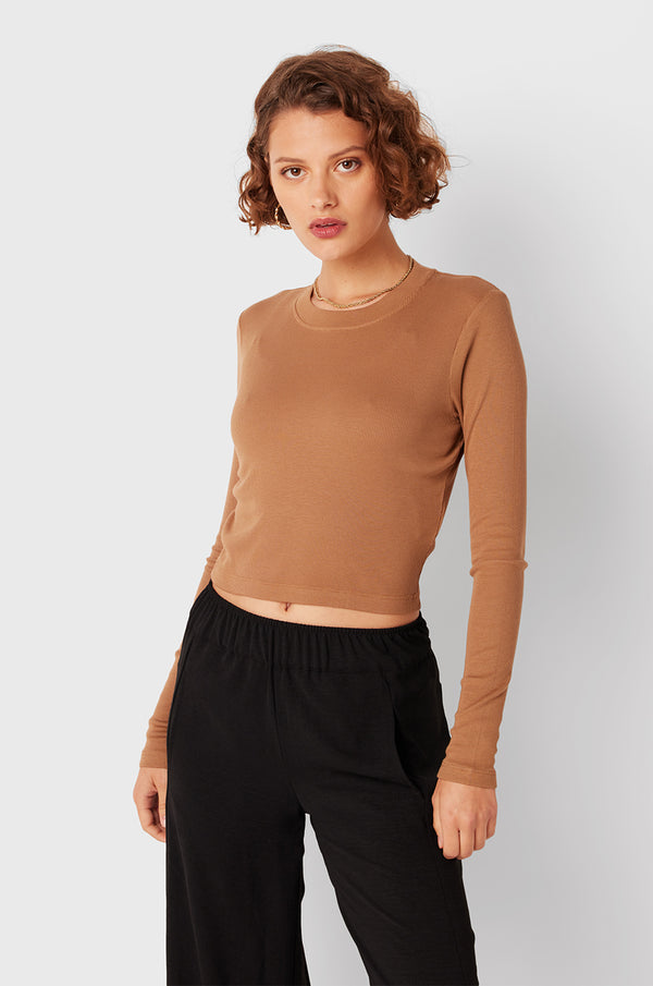 Brunette Model wearing the lady & the sailor Long Sleeve Cropped Tee in Caramel Classic Rib.
