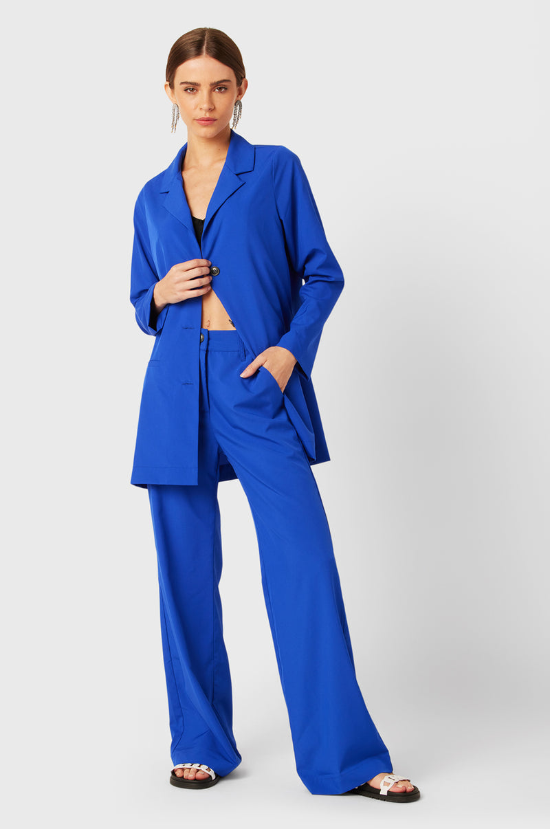 Brunette Model wearing the lady & the sailor Relaxed Blazer in Cobalt.