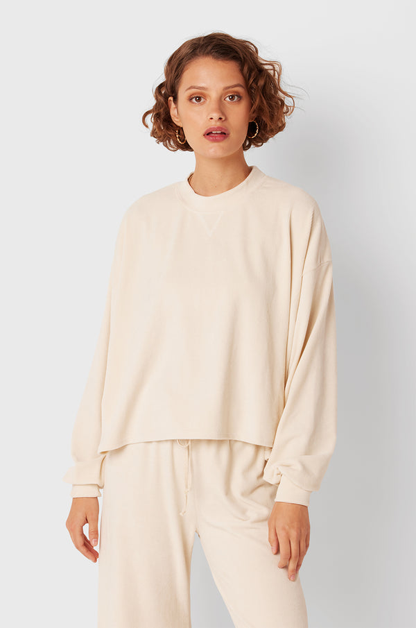 Brunette Model wearing the lady & the sailor The Slouchy Sweatshirt in Ivory Cord.
