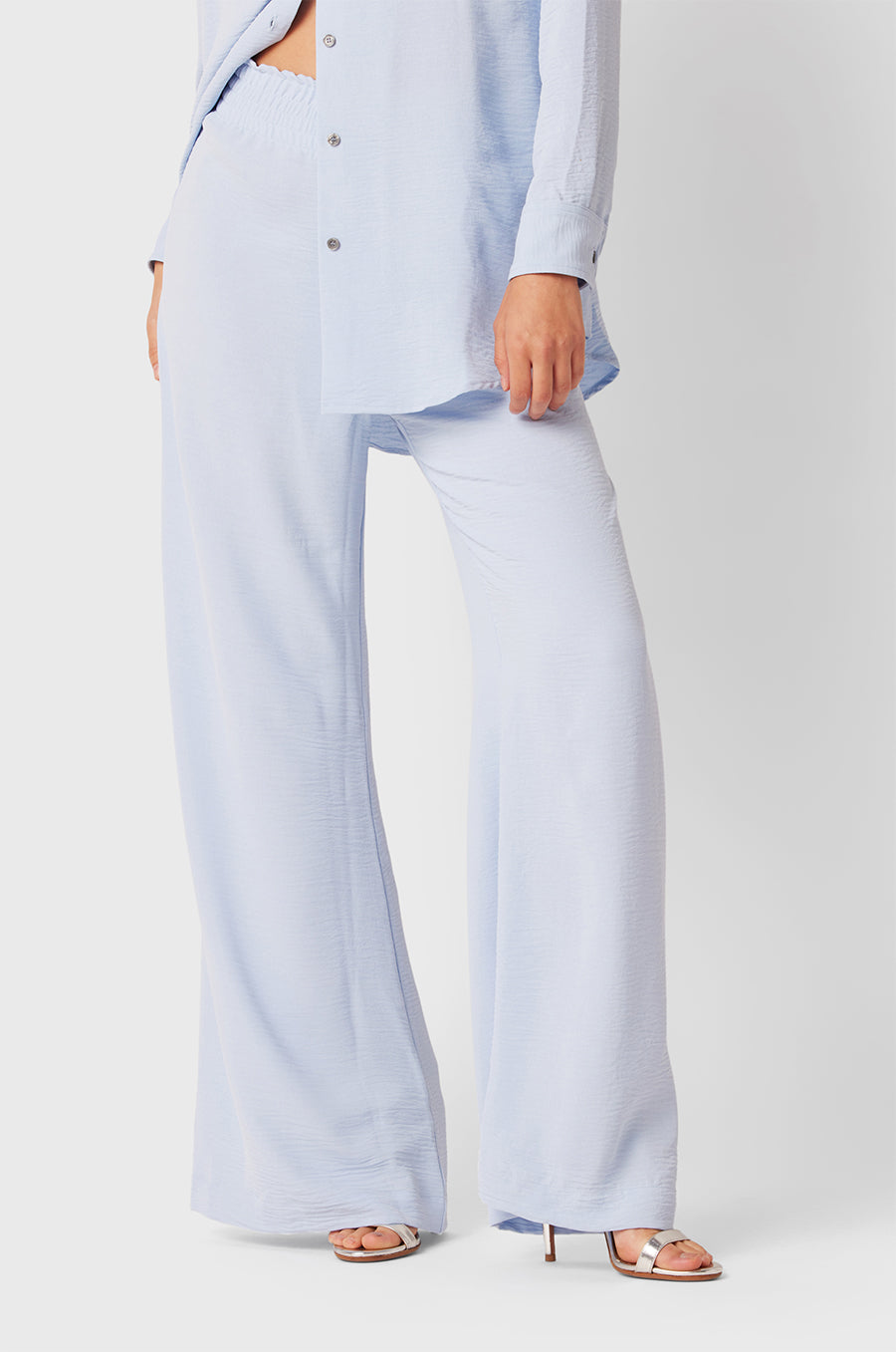 Brunette Model wearing the lady & the sailor Smock Band Pants in Glacier Air Flow.